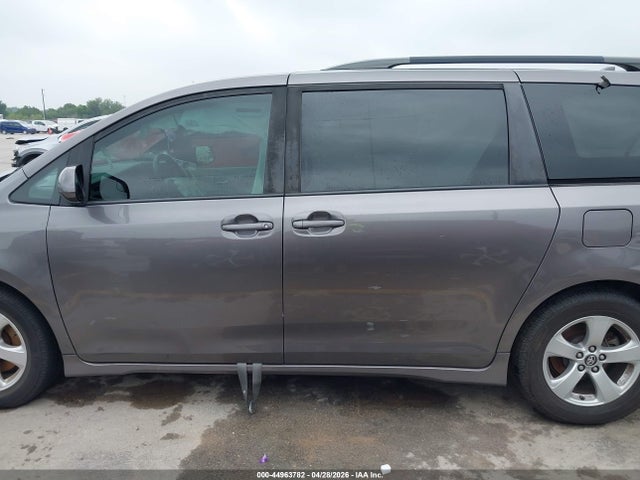 Toyota Sienna Le