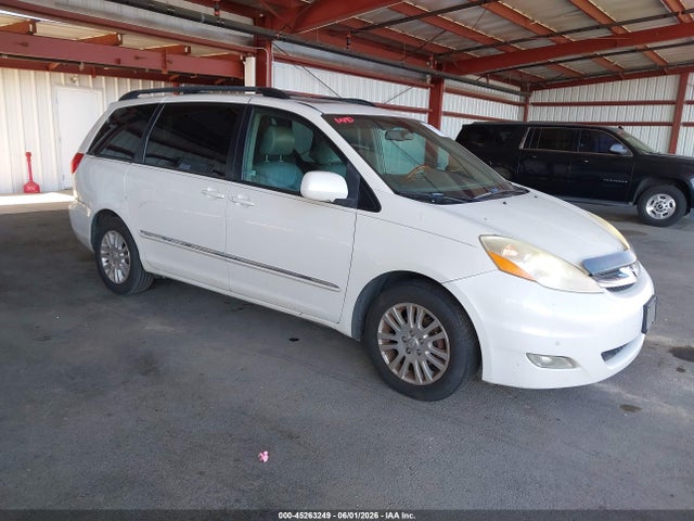 Salvage Toyota Sienna Image