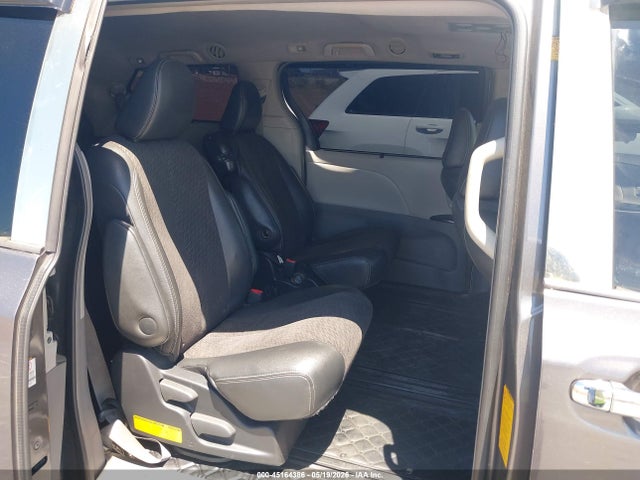Toyota Sienna Se