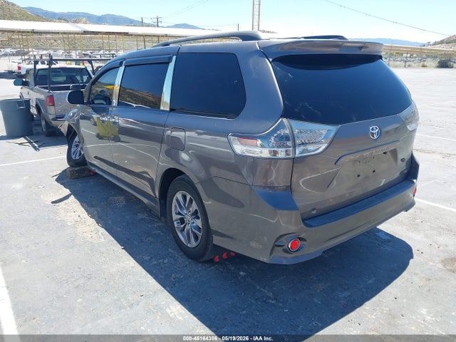 Toyota Sienna Se