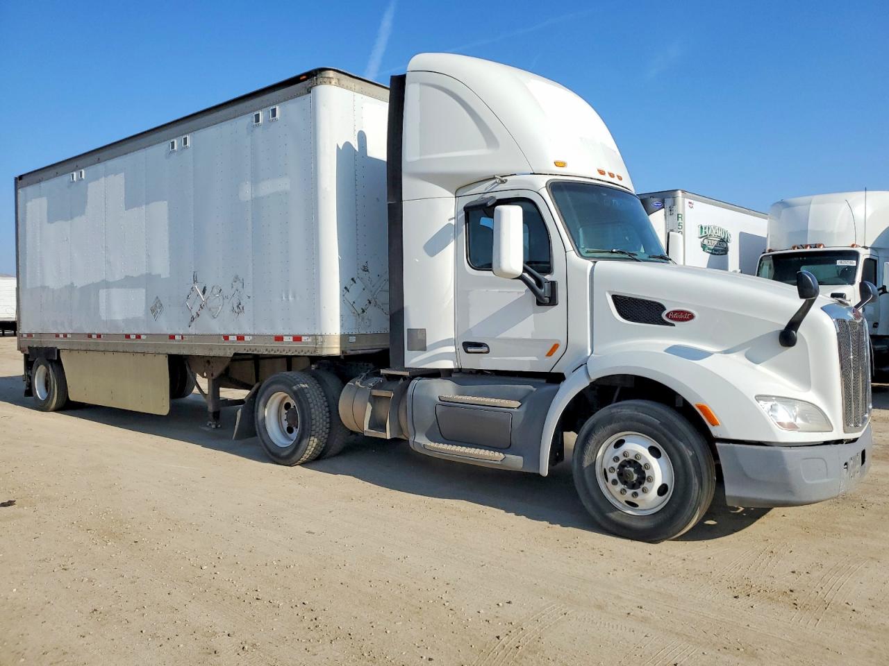 Salvage Peterbilt 579 Image