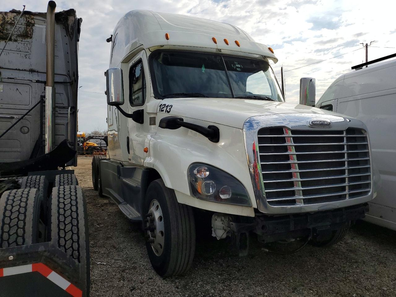 Salvage Freightliner Cascadia Image