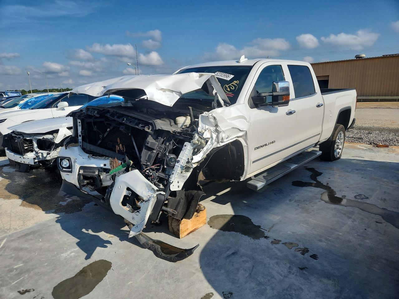 Salvage GMC Sierra Image