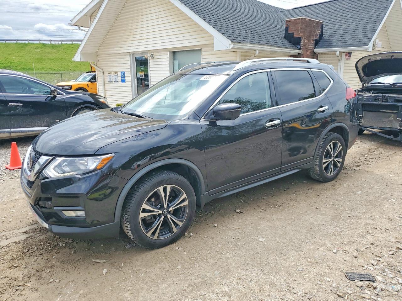 Salvage Nissan Rogue Image
