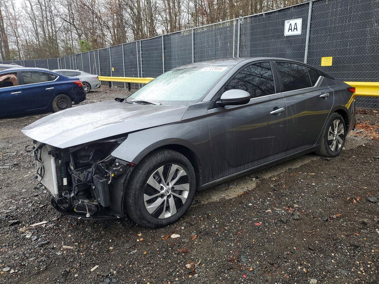 Salvage Nissan Altima Image