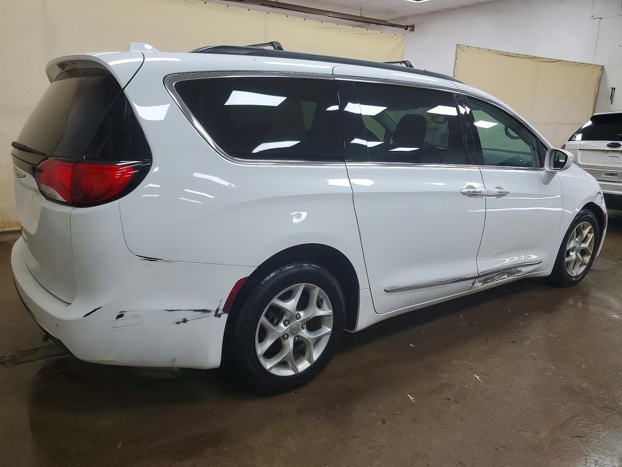 Chrysler Pacifica Touring L