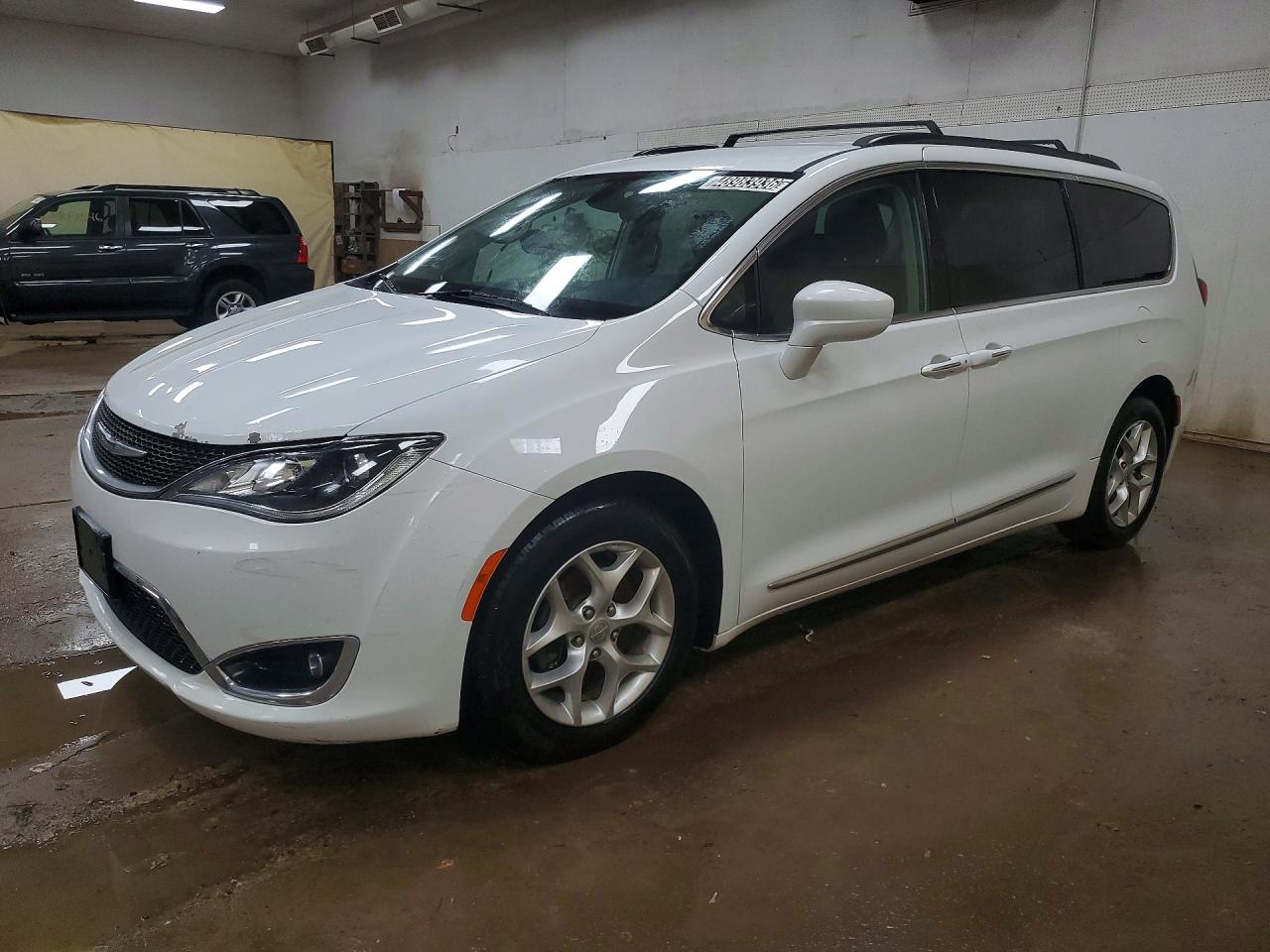 Salvage Chrysler Pacifica Image