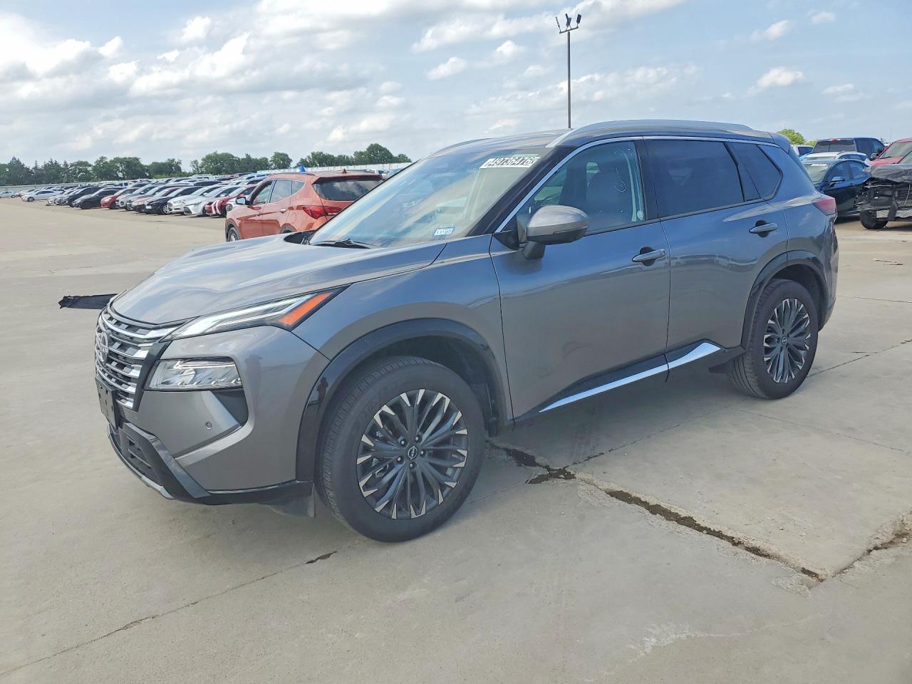 Salvage Nissan Rogue Image