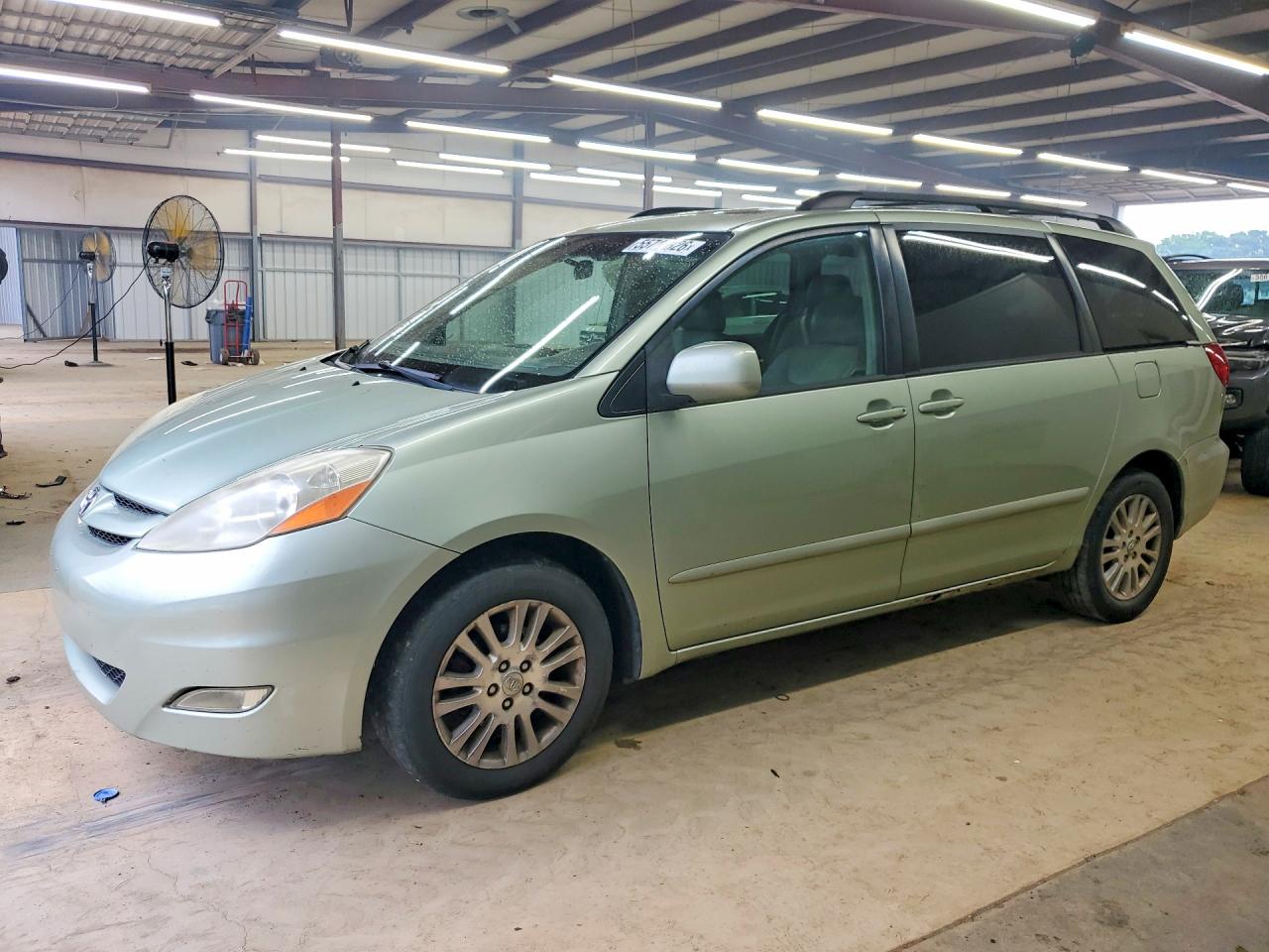 Salvage Toyota Sienna Image