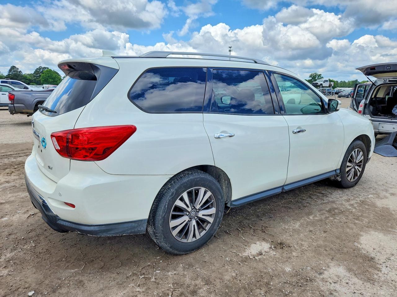 Nissan Pathfinder Sv