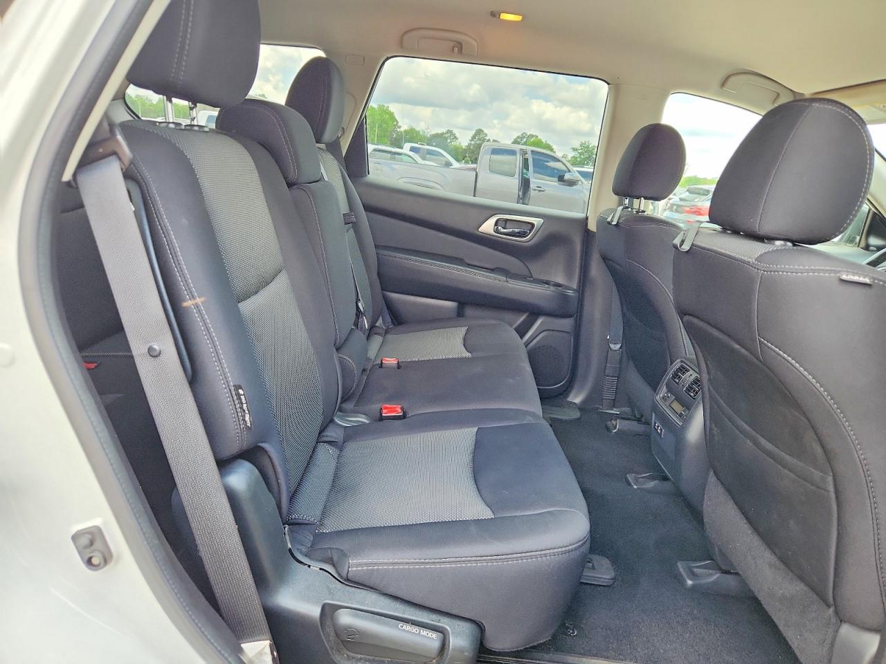 Nissan Pathfinder Sv