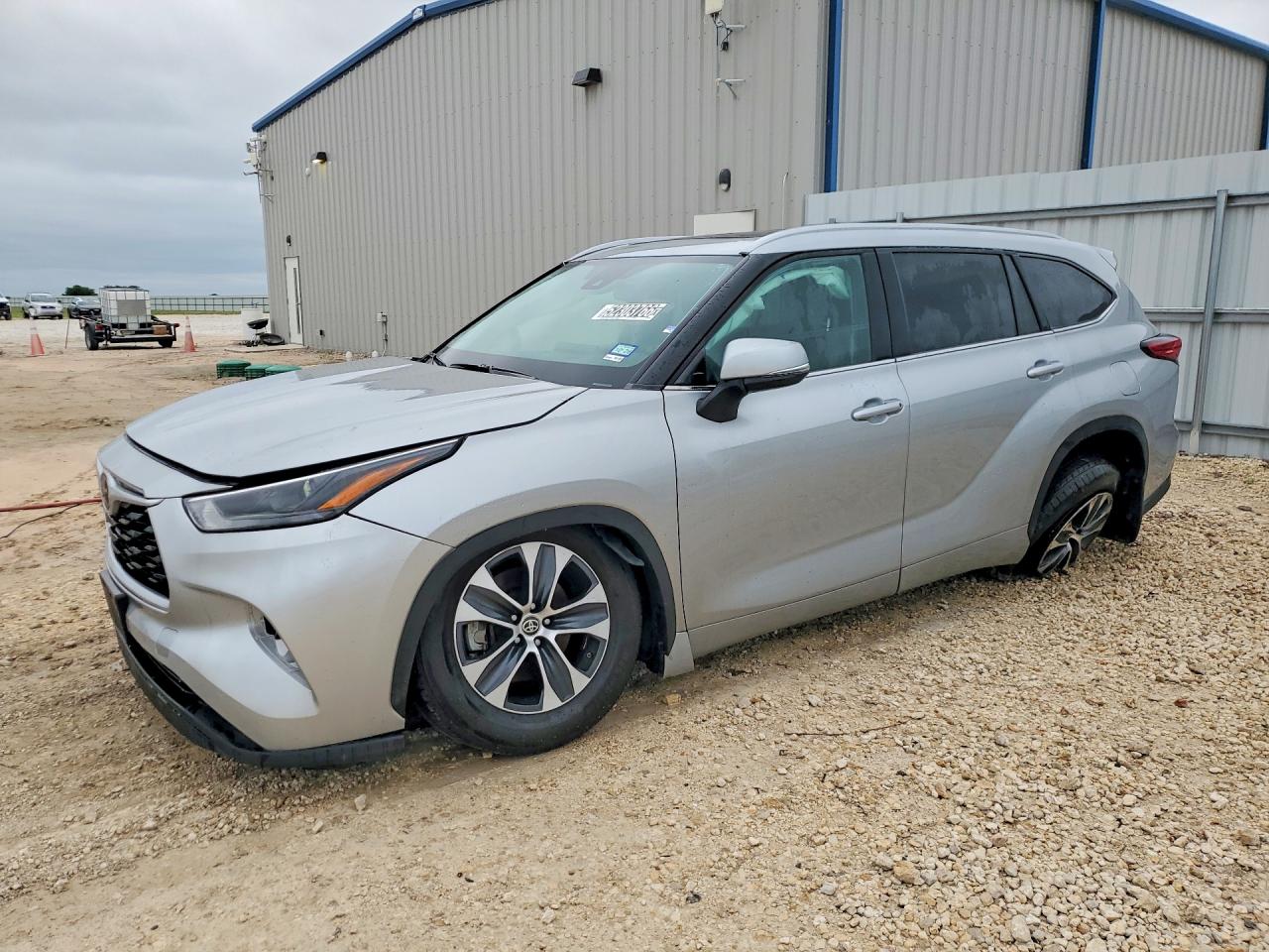 Salvage Toyota Highlander Image