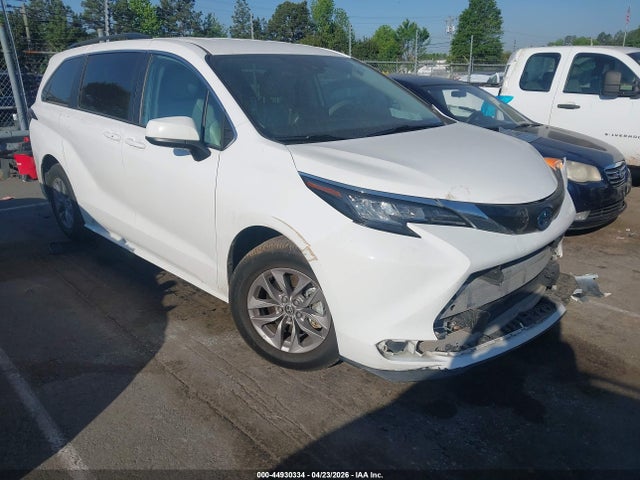 Salvage Toyota Sienna Image