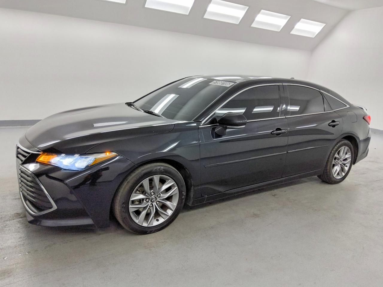 Salvage Toyota Avalon Image