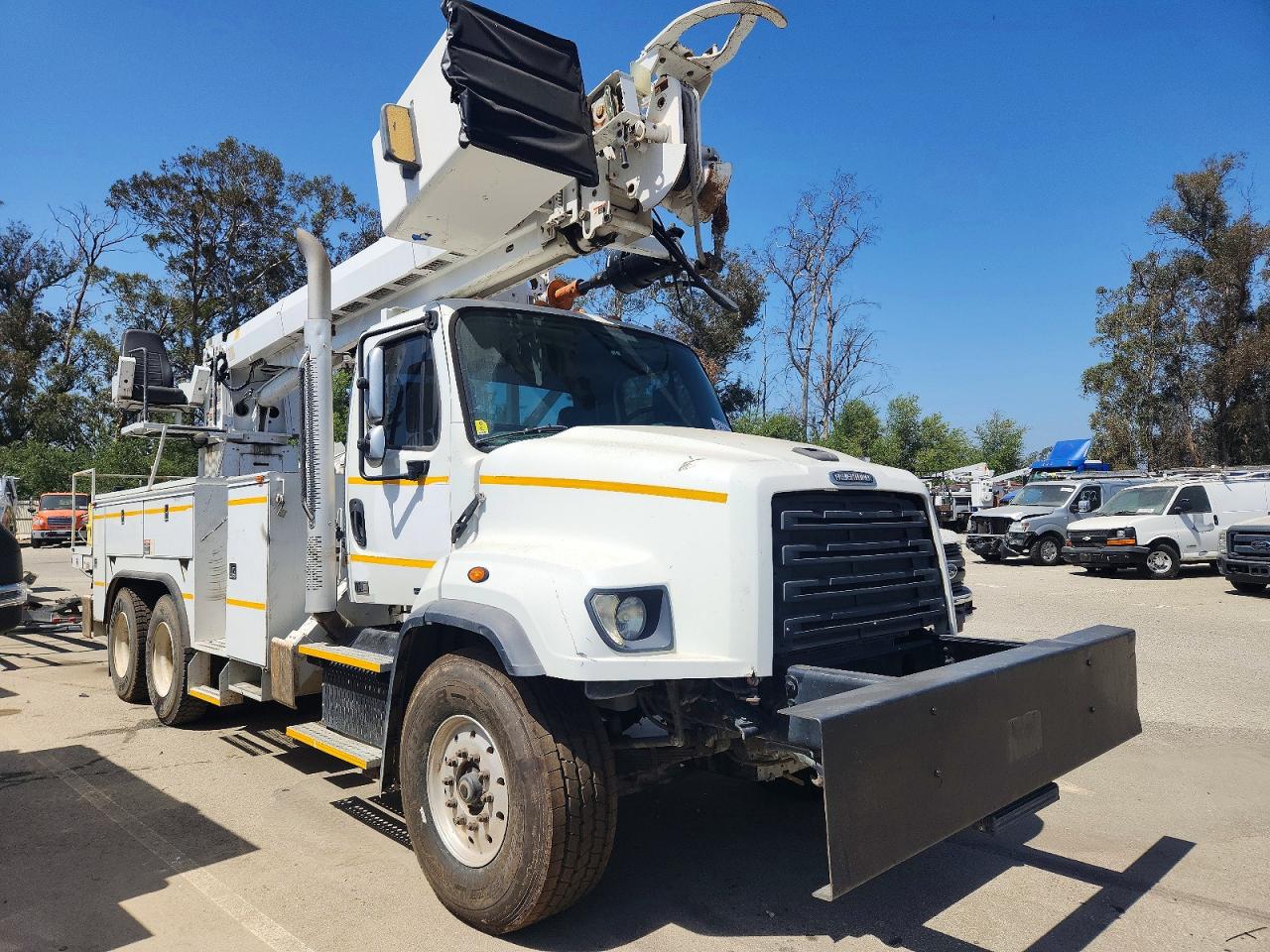Salvage Freightliner 114sd Image