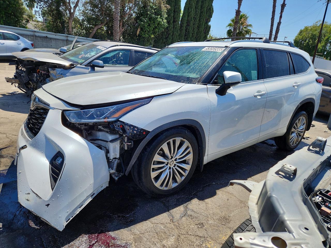 Salvage Toyota Highlander Image