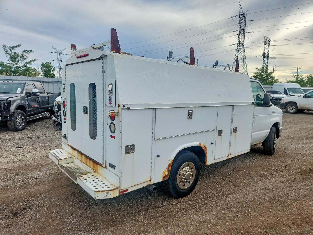 Ford Econoline E350 Super Duty Cutaway Van