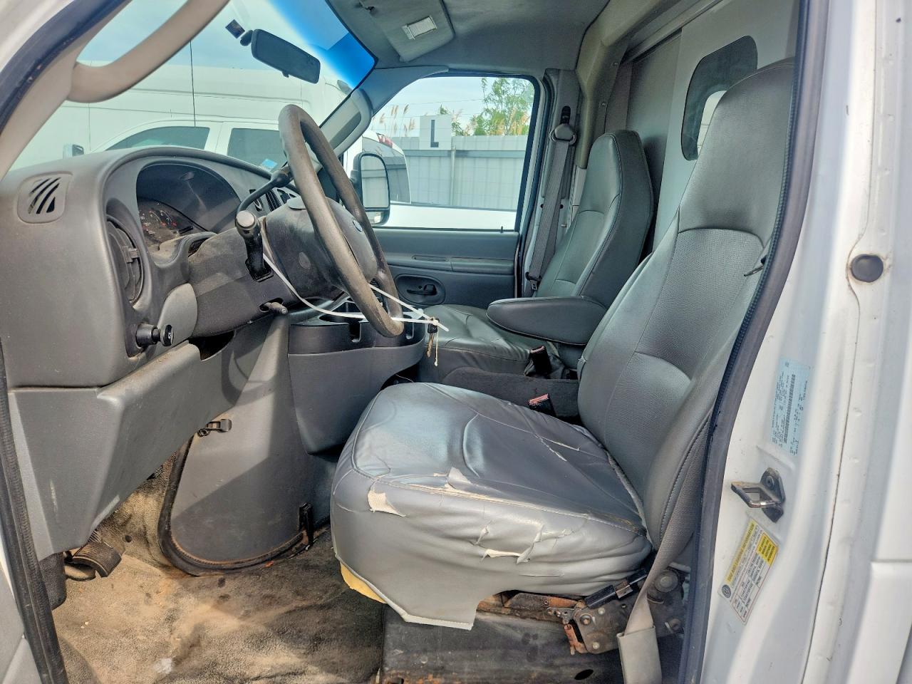 Ford Econoline E350 Super Duty Cutaway Van