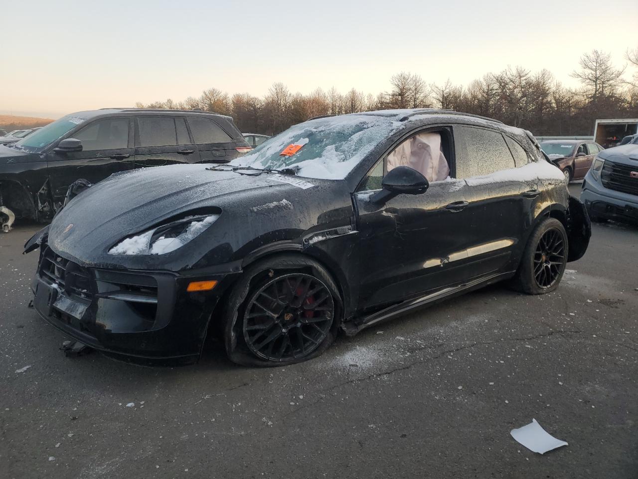 Salvage Porsche Macan Image