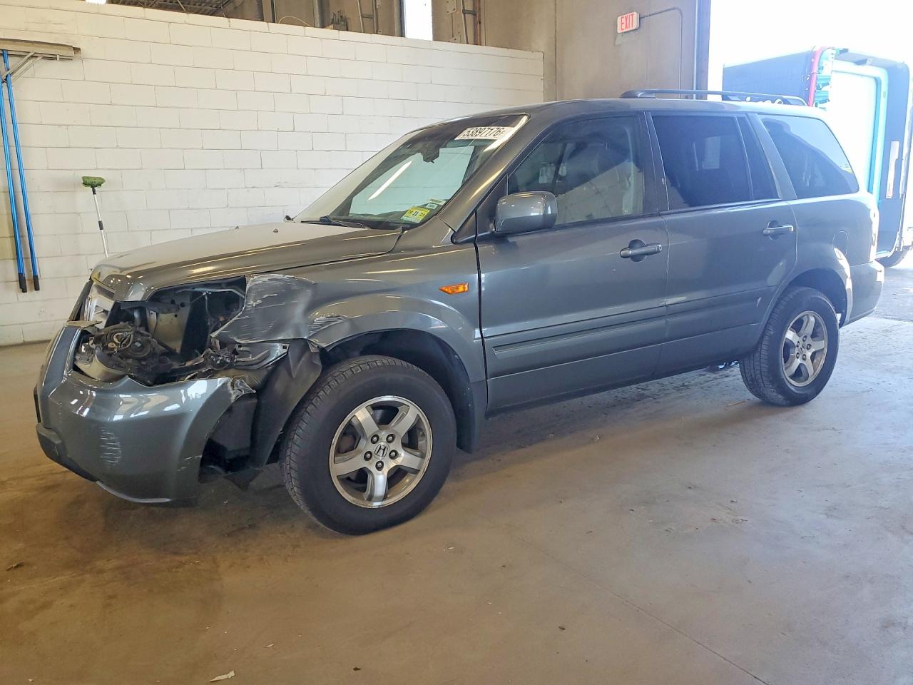 Salvage Honda Pilot Image