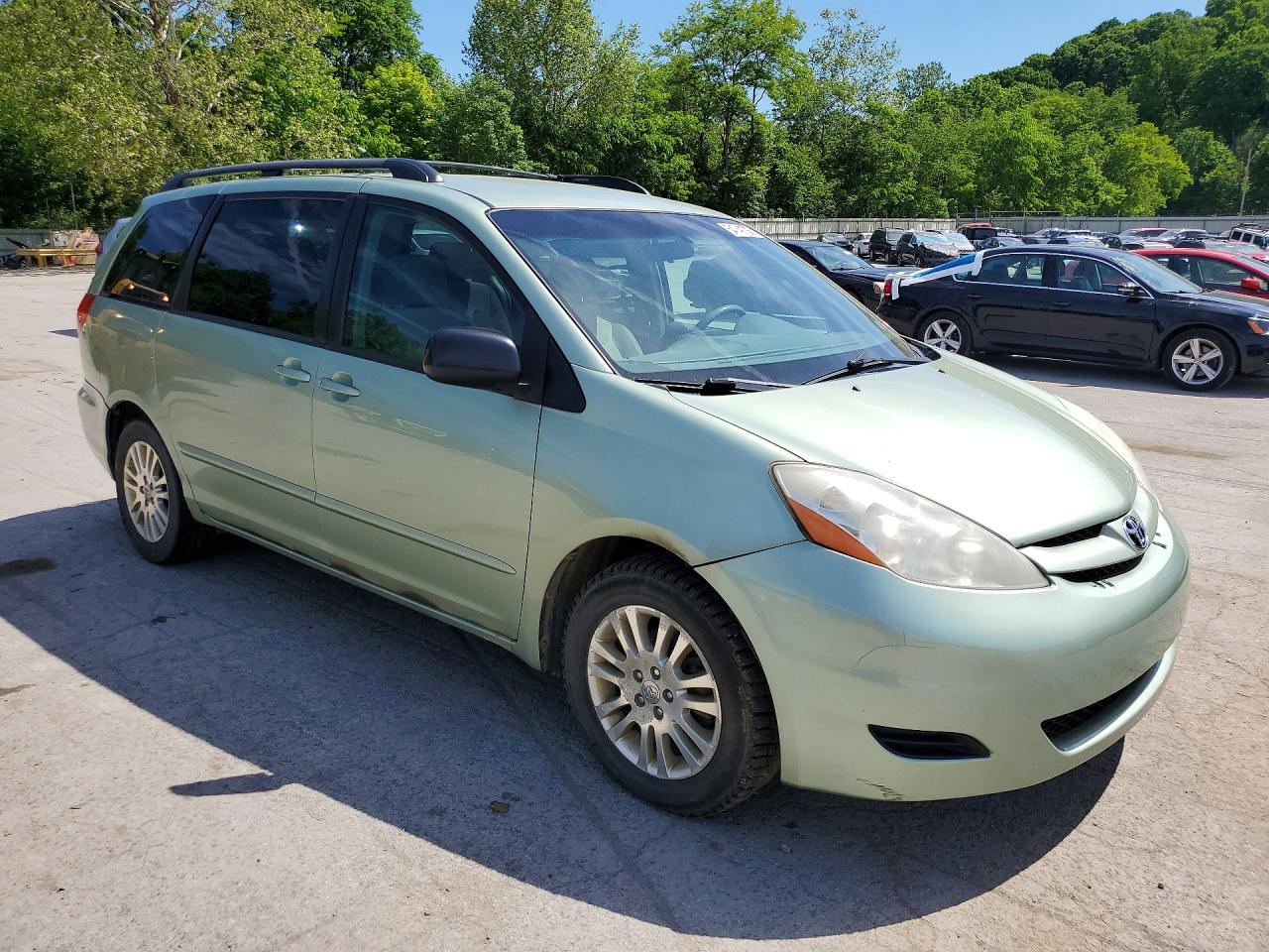 Toyota Sienna Le 8-passenger