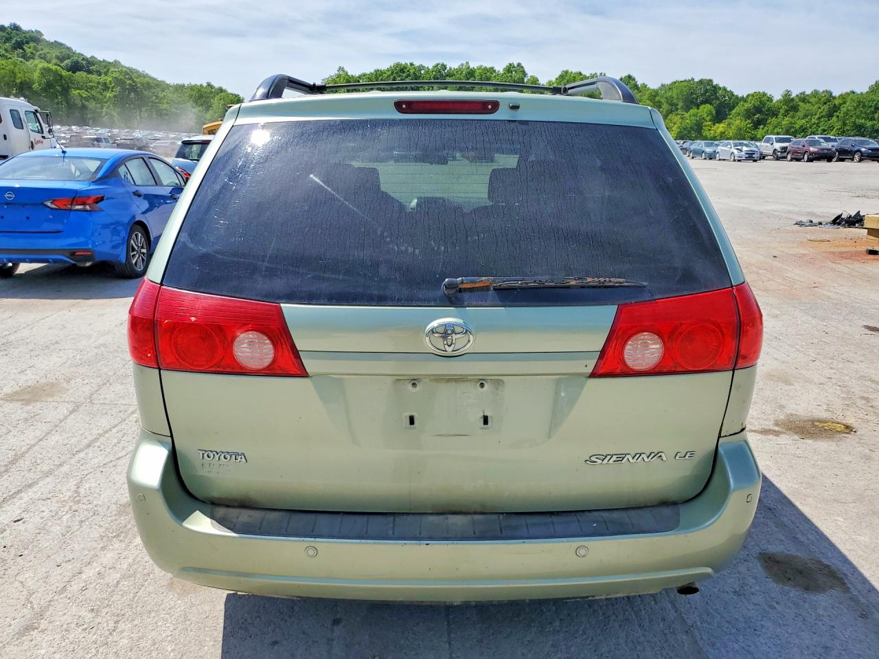 Toyota Sienna Le 8-passenger