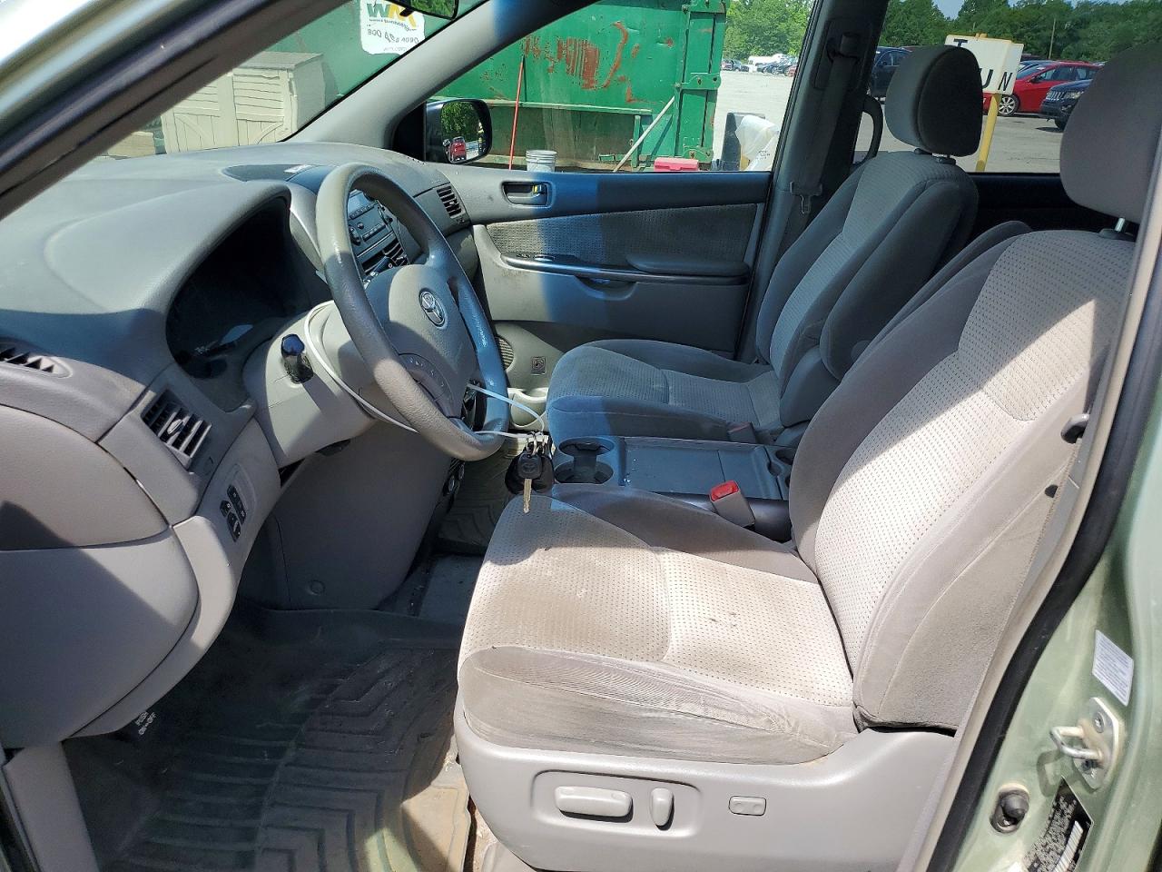 Toyota Sienna Le 8-passenger
