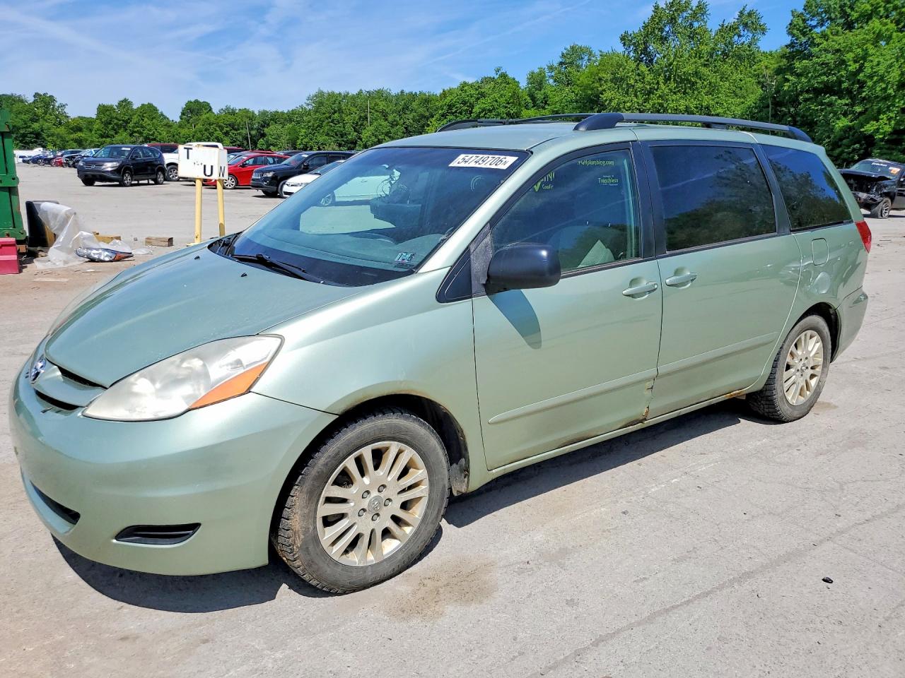 Salvage Toyota Sienna Image