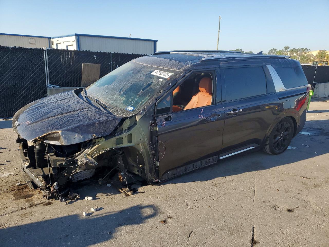Salvage Kia Carnival Image