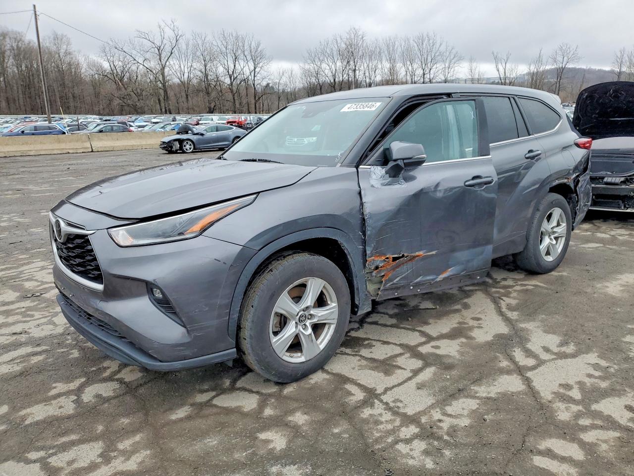 Salvage Toyota Highlander Image
