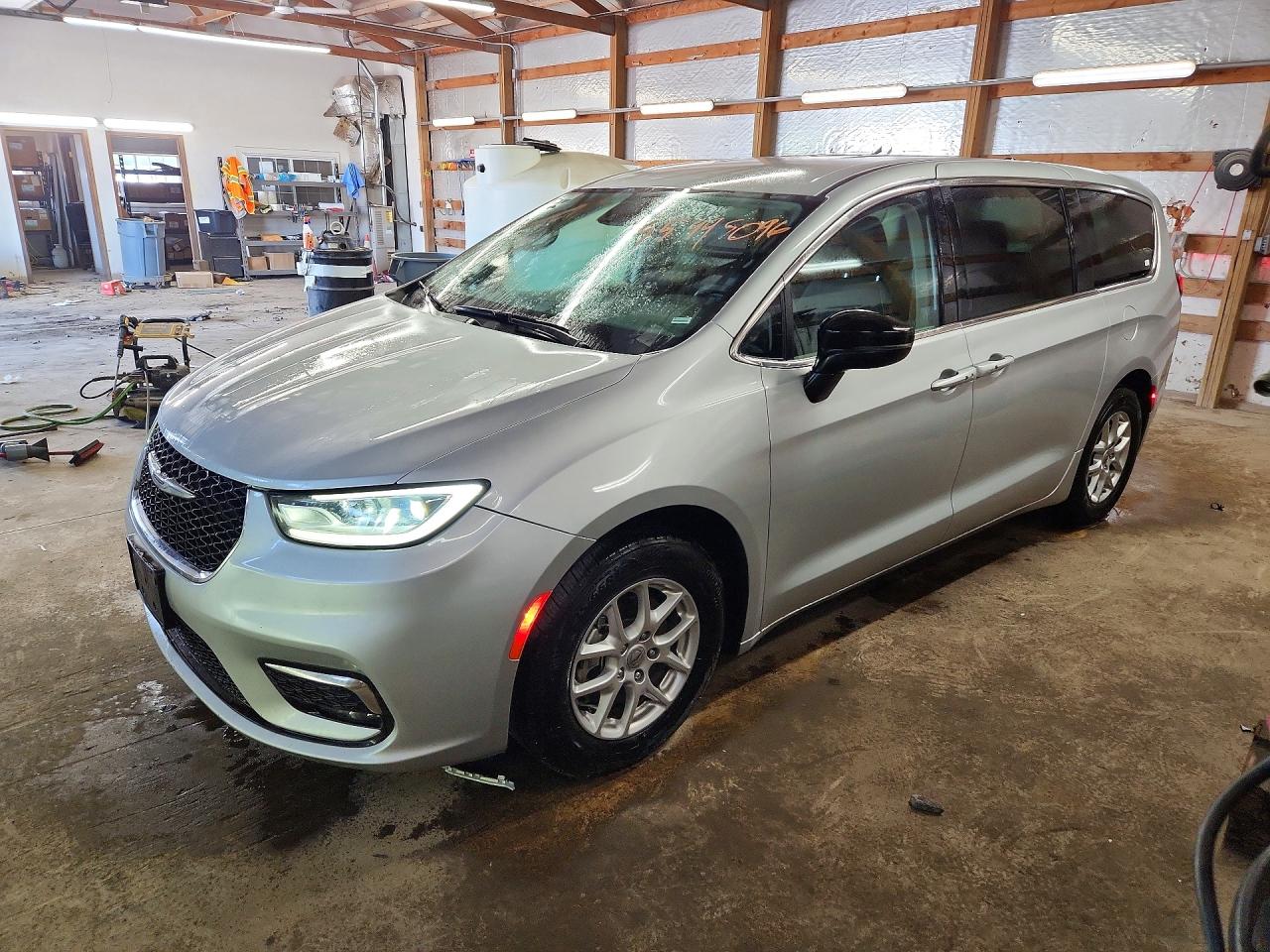 Salvage Chrysler Pacifica Image