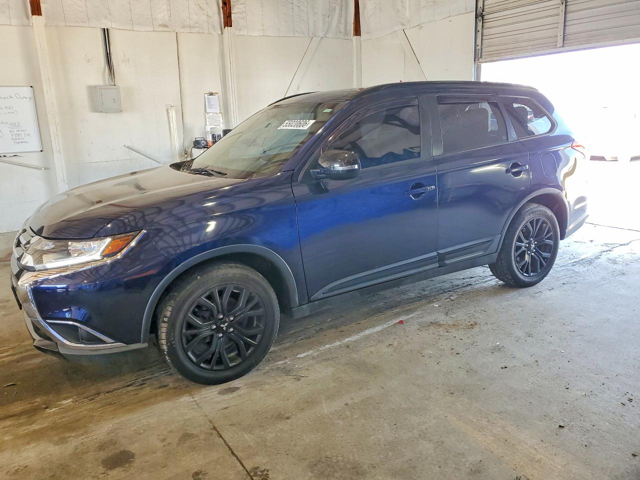 Salvage Mitsubishi Outlander Image