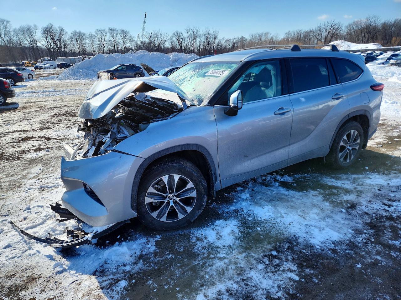 Salvage Toyota Highlander Image