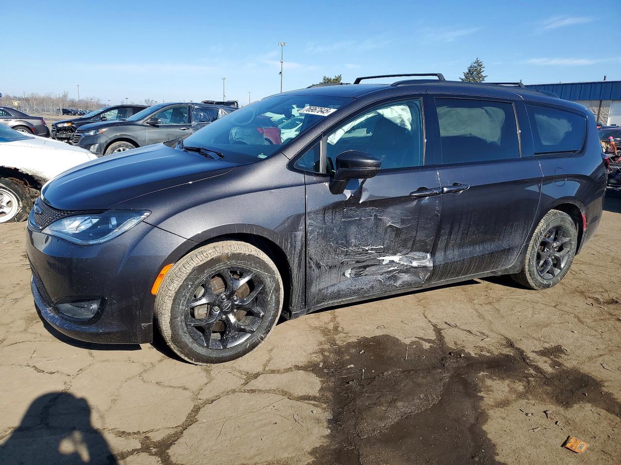 Salvage Chrysler Pacifica Image