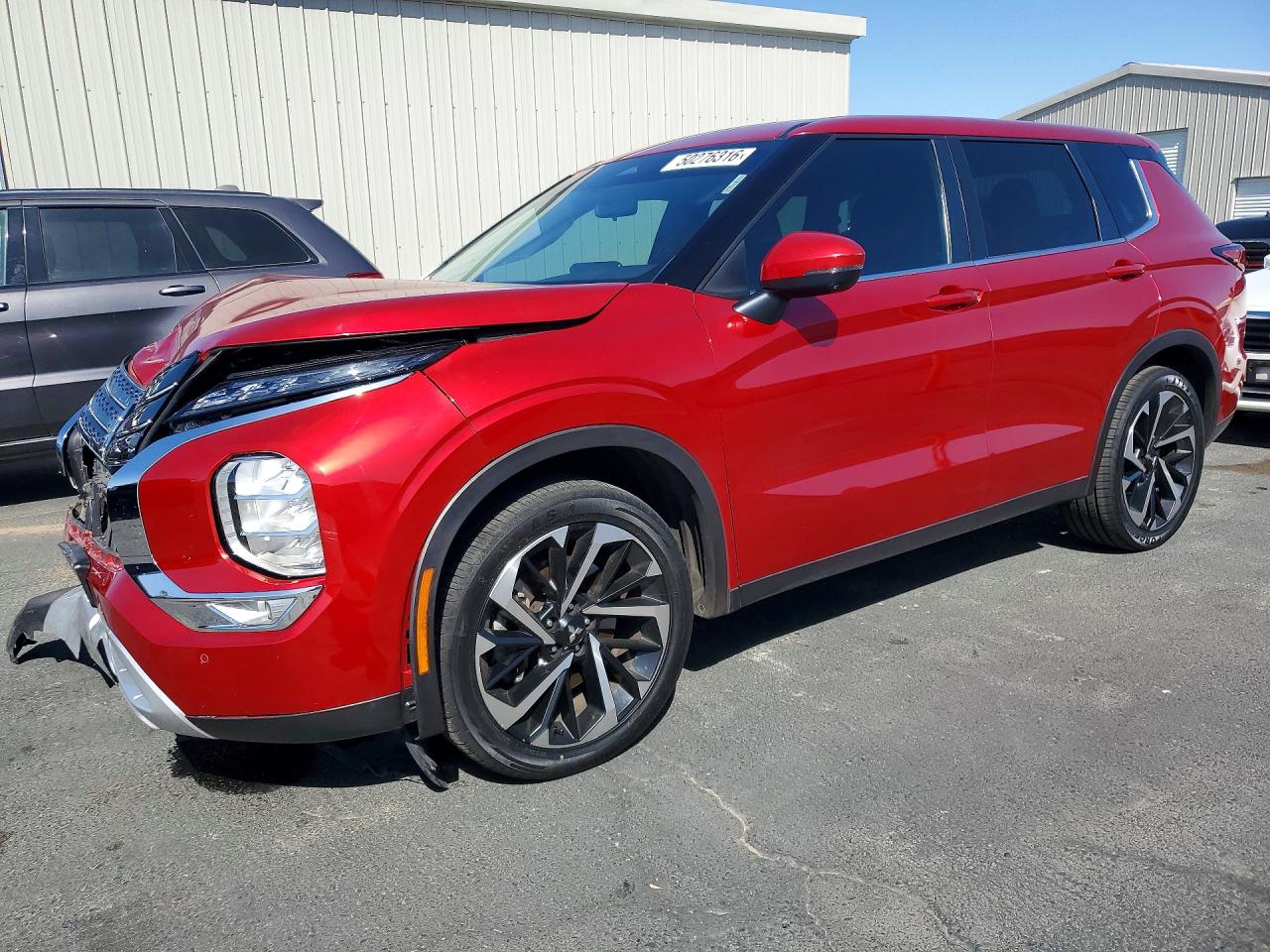 Salvage Mitsubishi Outlander Image