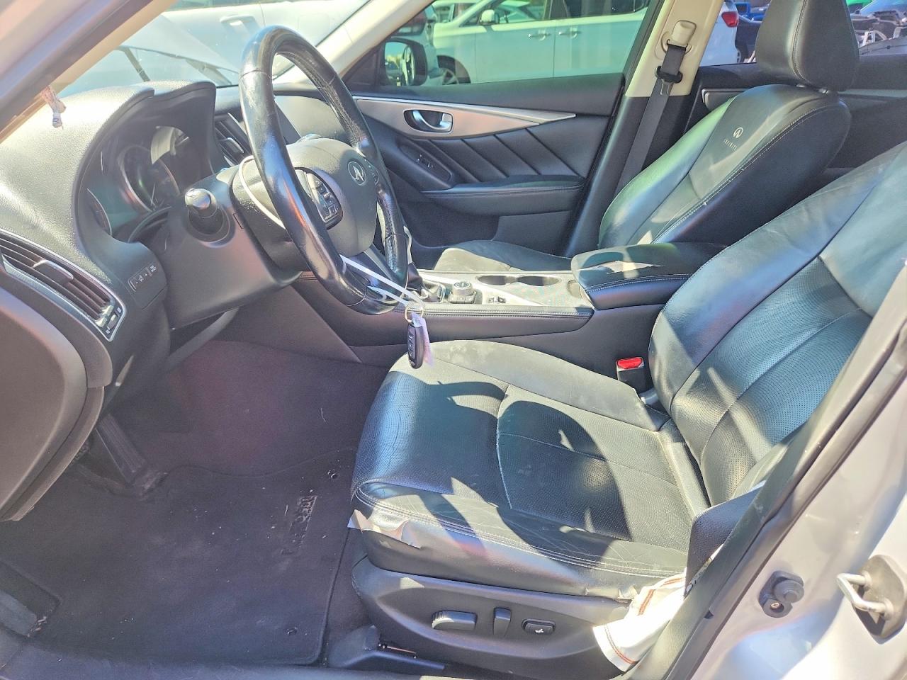 INFINITI Q50 Premium