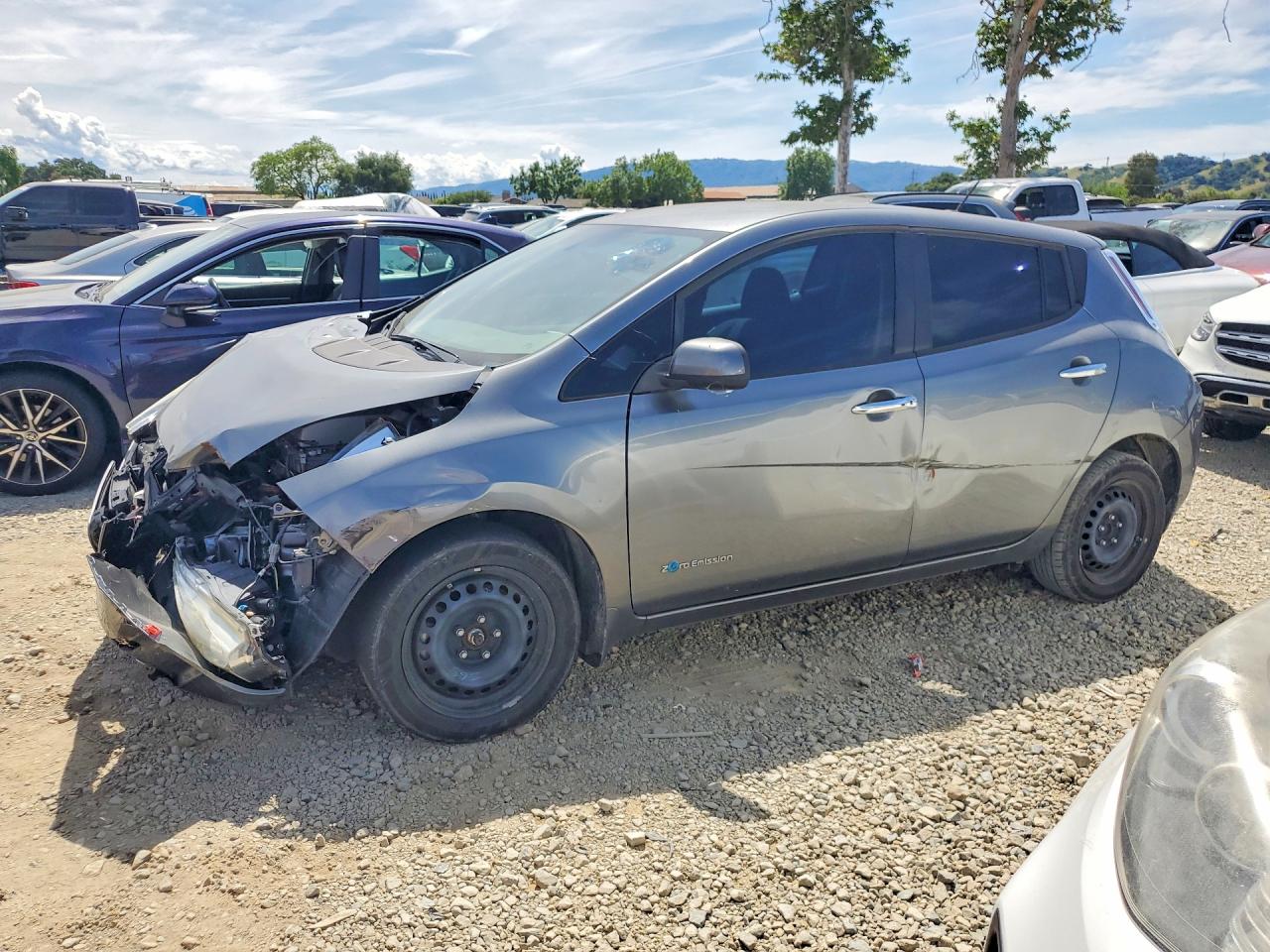 Salvage Nissan LEAF Image
