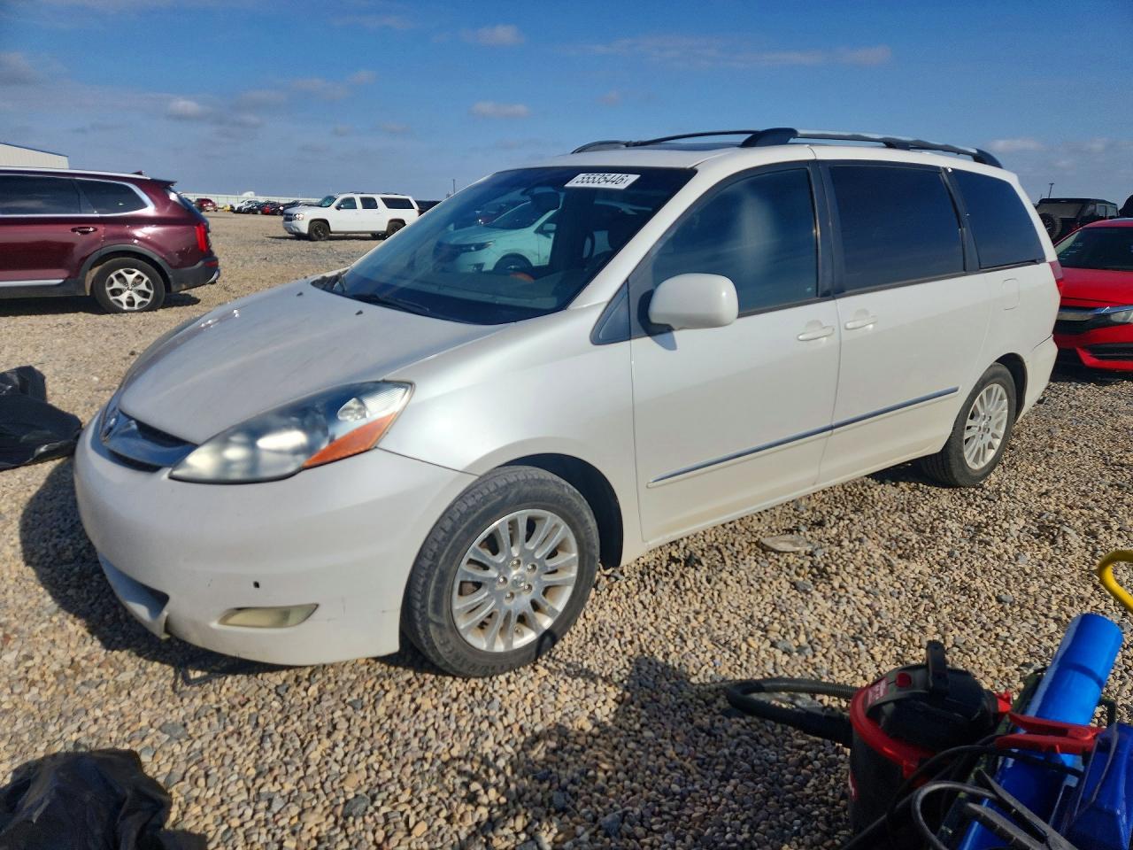 Salvage Toyota Sienna Image