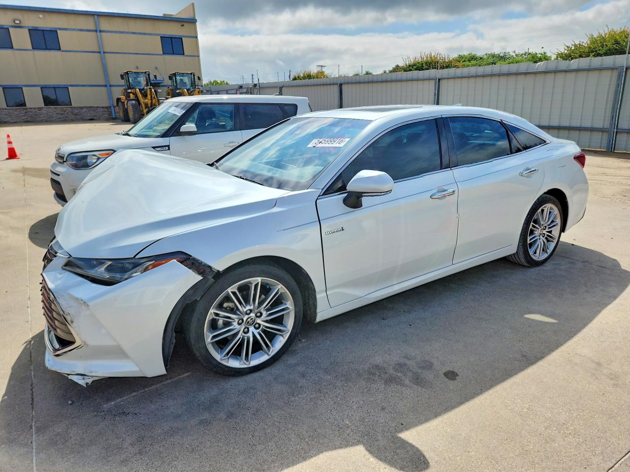 Salvage Toyota Avalon Image