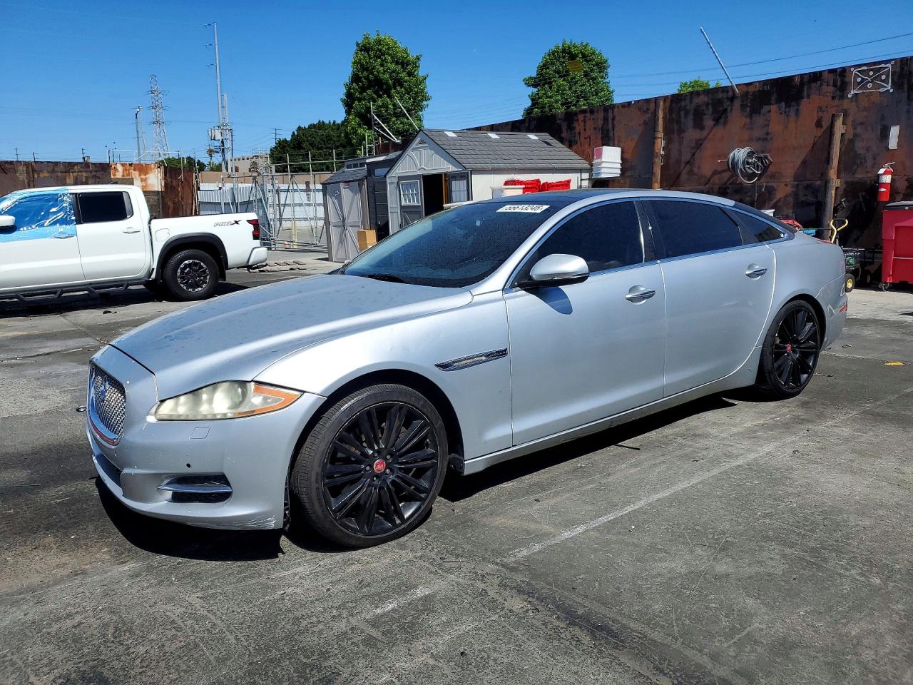 Salvage Jaguar XJ Image