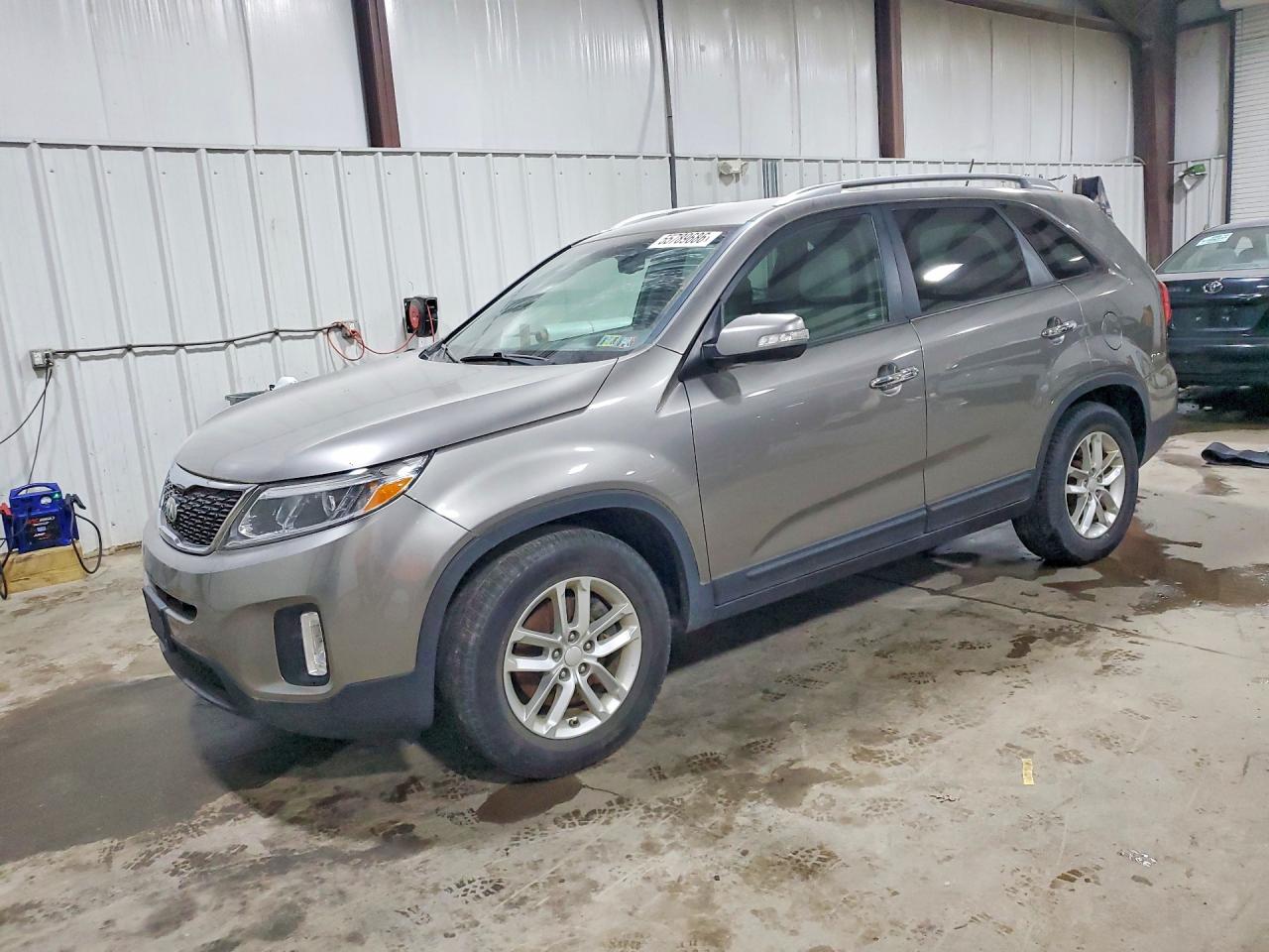 Salvage Kia Sorento Image