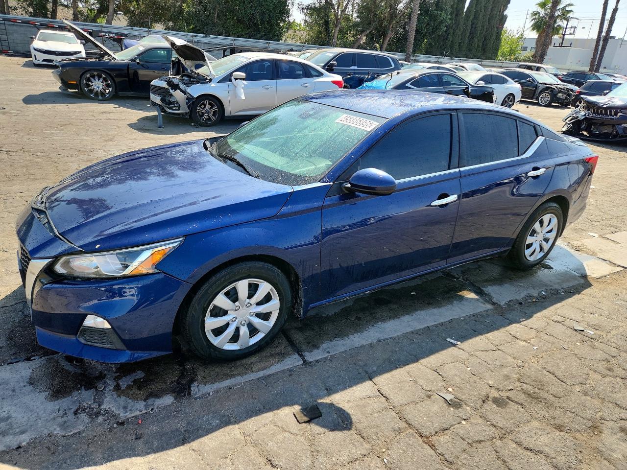 Salvage Nissan Altima Image