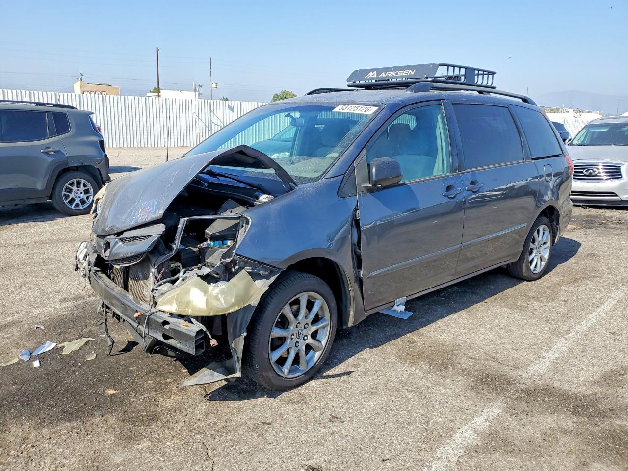 Salvage Toyota Sienna Image