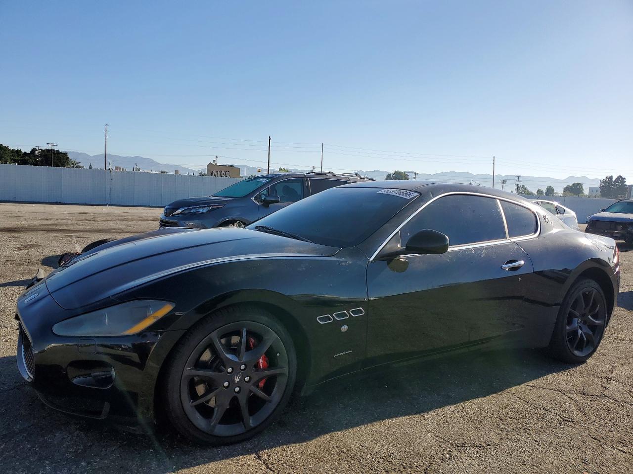 Salvage Maserati GranTurismo Image