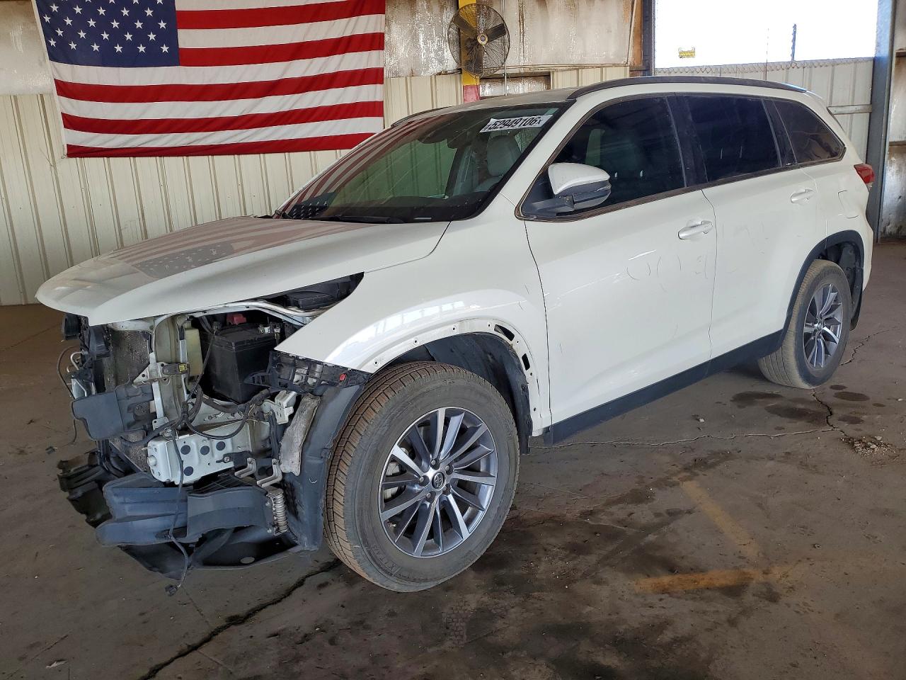 Salvage Toyota Highlander Image