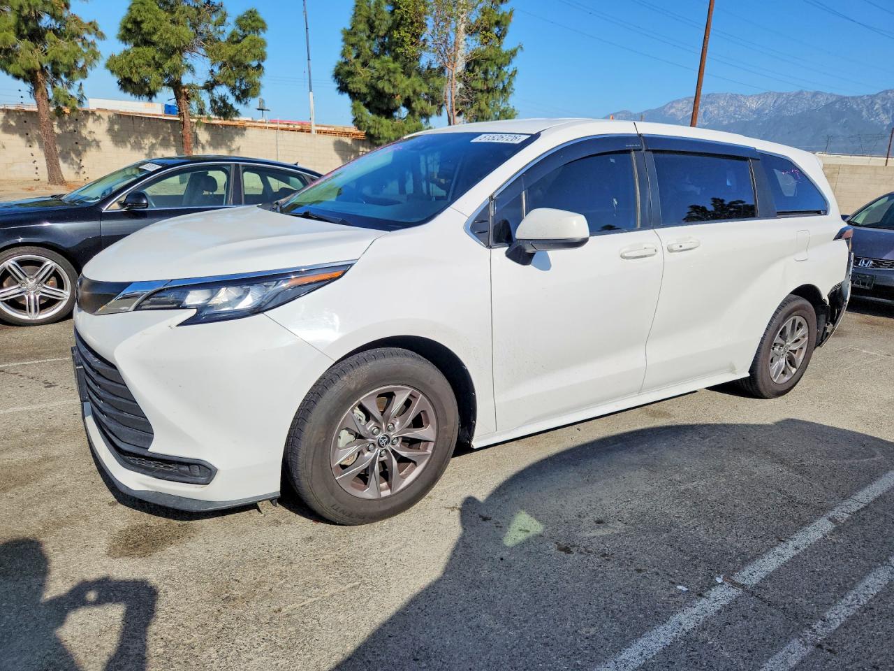 Salvage Toyota Sienna Image