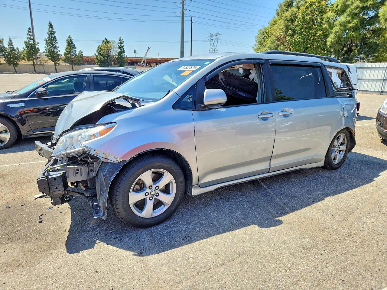 Salvage Toyota Sienna Image