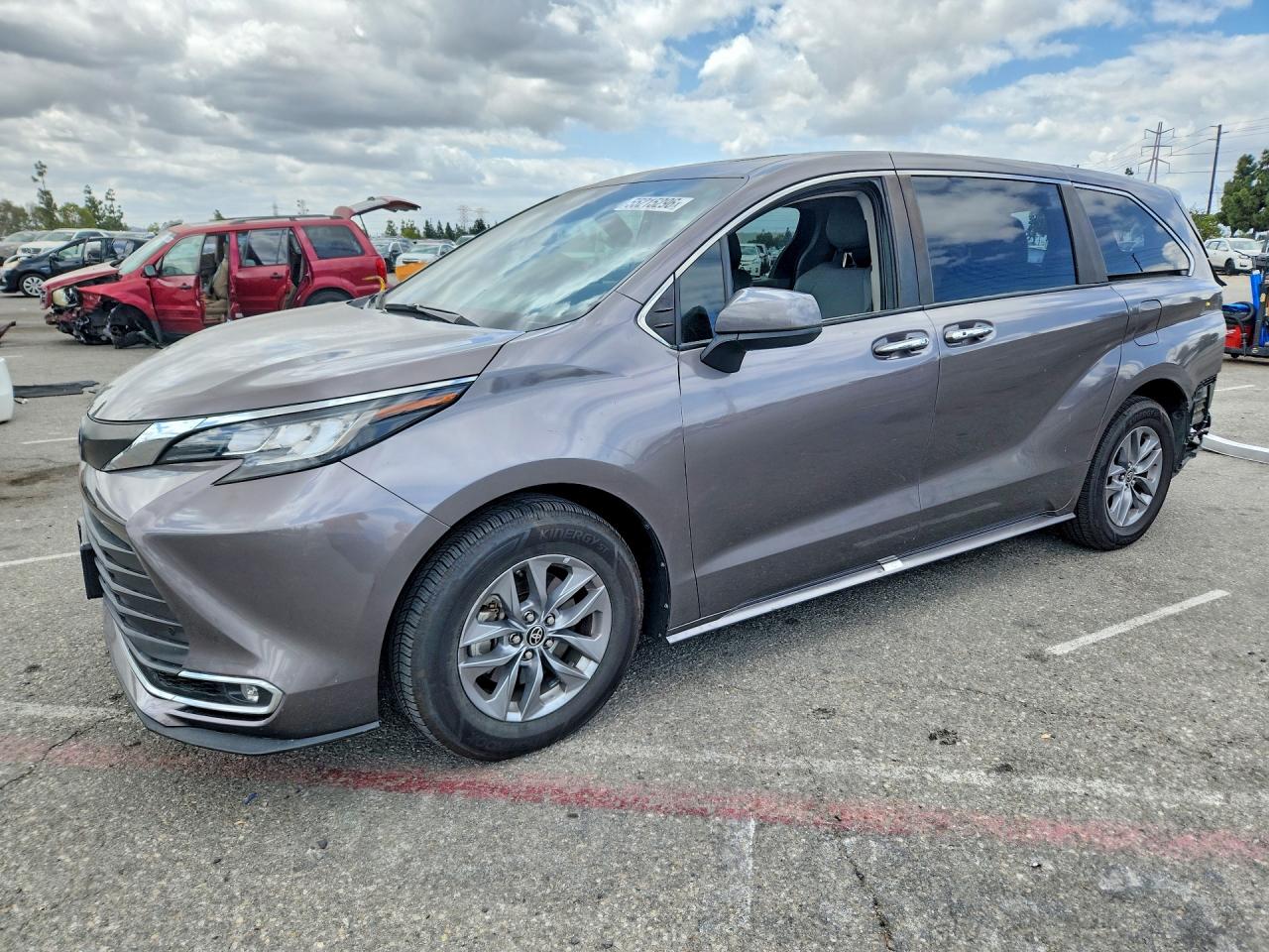 Salvage Toyota Sienna Image