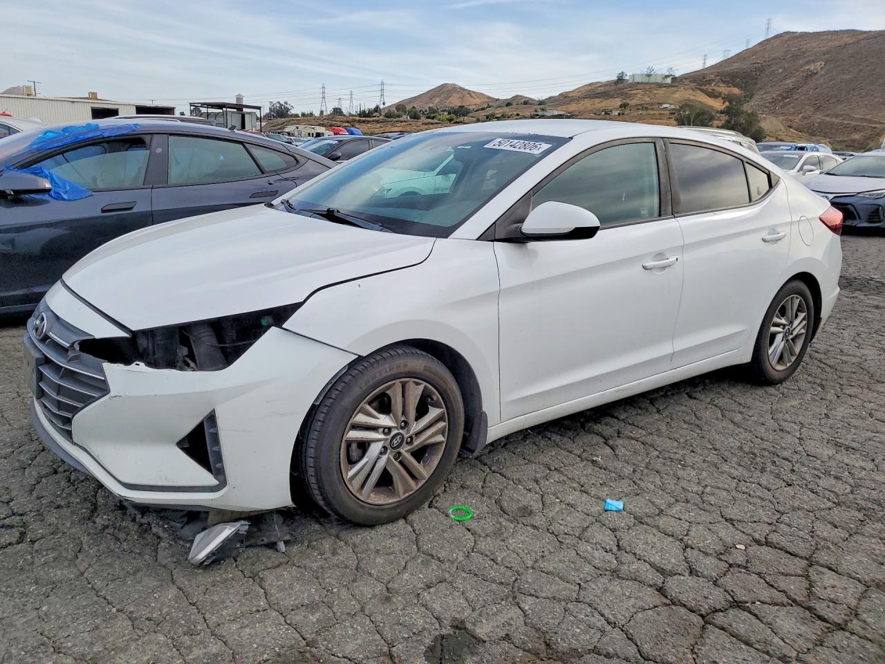 Salvage Hyundai ELANTRA Image