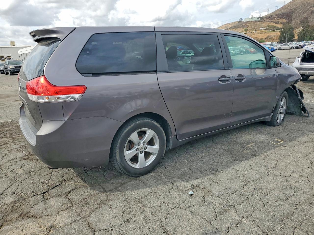 Toyota Sienna Le 8-passenger